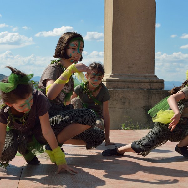 Les Phragmitons d'en haut Une immense scène devant la Vierge de Fleurieu pour admirer le groupe de danseuses modern jazz et s'asseoir un instant...