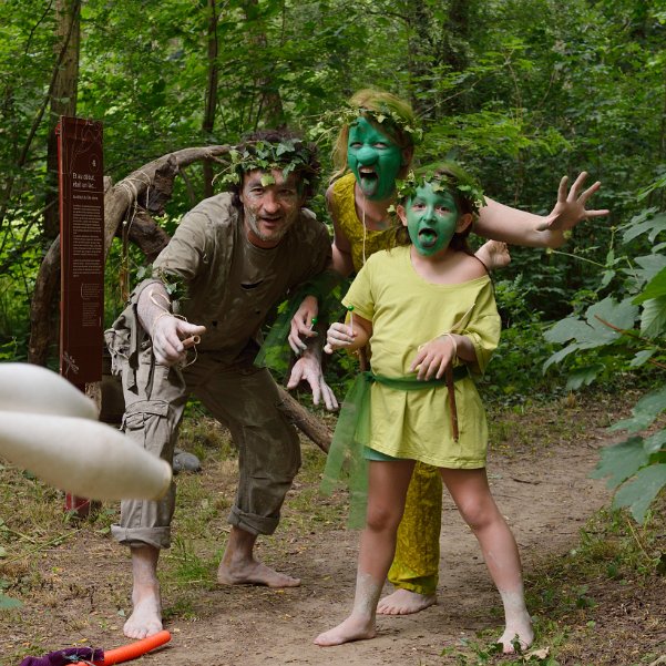 Les Phragmitons du Ruisseau Qu'ils couvrent les arbres de pliages en papier, qu'ils parlent de leurs cousins irlandais les Leprechaun, qu'ils...