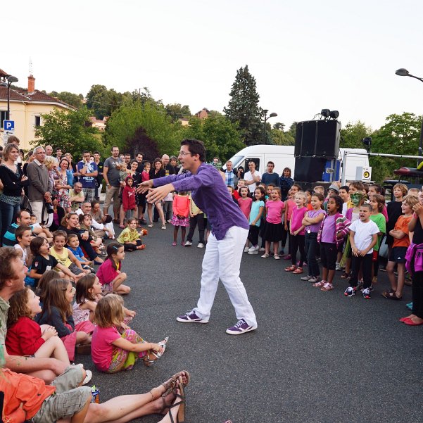 Sound Painting Comment Yannick Pirri, avec les écoles primaires de Rochetaillée, Fontaines St Martin et Fleurieu va montrer à tous les...