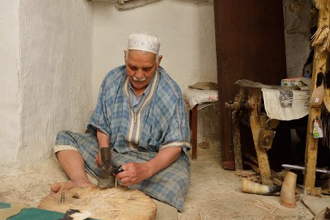 F2013___07691 Mohamed Saili, artisan sur corne, près de la place Seffarine