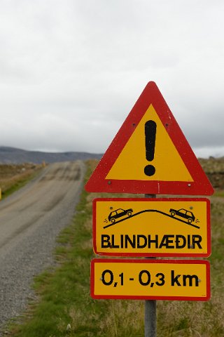 37050F2013___18432 Panneau routier omniprésent indiquant un sommet sans visibilité. Tous les panneaux routiers sont en islandais, ce qui, pour certains d'entre eux, peut laisser...