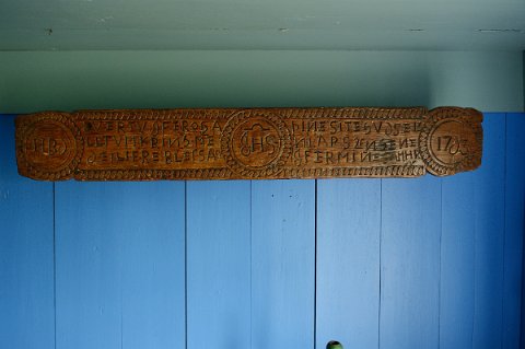 25060F2013___17069 La rumfjöll, planche de bois gravée servait la nuit à maintenir la literie et restait contre le mur sur le lit dans la journée. Le texte est en général une...