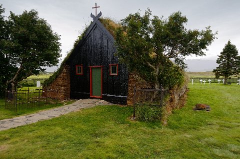 26500F2013___17194 Viðimyri. A quelques kilomètres de Varmahlid, Viðimyrarkirkja, église de tourbe gazonnée construite en 1834. Premier monument historique d'Islande à être...