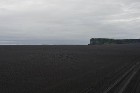 10610F2013___15642 Les sables noirs de la lagune permettent d'apercevoir au loin Ingolfshöfði.
