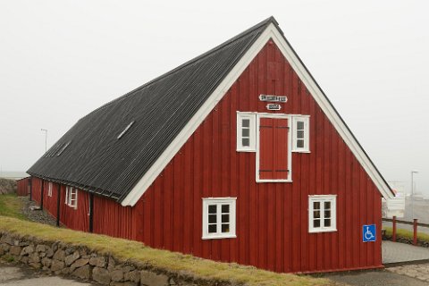 16400F2013___16169 Djupivogur, la plus ancienne maison du village, dite Langabuð (la longue boutique), date de 1790 et abrite désormais un café et un musée.