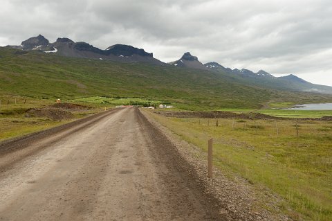16500F2013___16174 Après Djupivogur, route typique d'Islande goudronnée ou non, mais à 90% construite sur une digue, sans berme, transformant irrémédiablement tout écart en...
