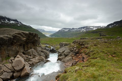 16750F2013___16208 Route 93, vue sur Seyðisfjörður depuis la cascade de Neðristafur.