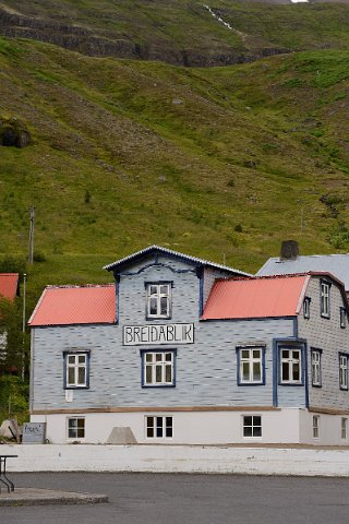 16950F2013___16226 Grise, la Breiðablik construite en 1902 et baptisée ainsi en 1918 par un couple de libraires qui s'y est installé.