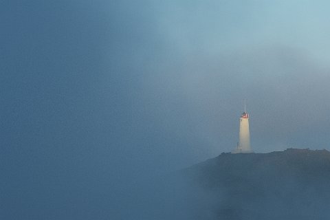 01300F2013___14585 Parfois, les brumes du petit matin découvrent le phare de Reykjanesviti ...