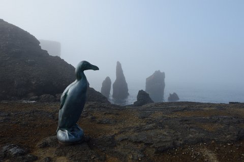 01320F2013___14639 ...Où l'on commémore la disparition ici du dernier grand pingouin abattu en 1844 par Jón Brandsson et Sigurður Ísleifsson.
