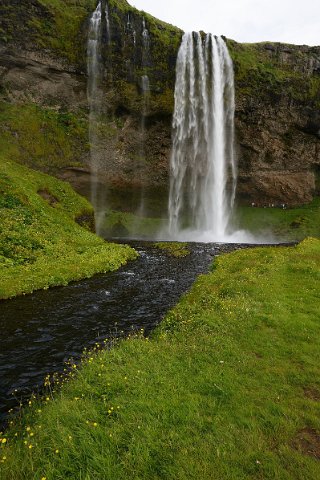 06555F2013___14797 A quelques centaines de mètres du Markarfljot, la cascade de Seljalandsfoss déverse de ses 60m une partie des eaux de fonte du (trop) célèbre Eyjafjallajökull...