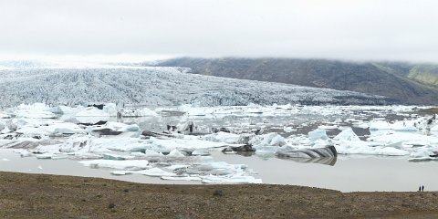 12400Fjallsarlon Un peu plus loin, le Fjallsarlon, au pied du glacier du même nom (Fjalljökull), l'une des branches du plus grand glacier d'Islande, le Vatnajökull. Noter les...