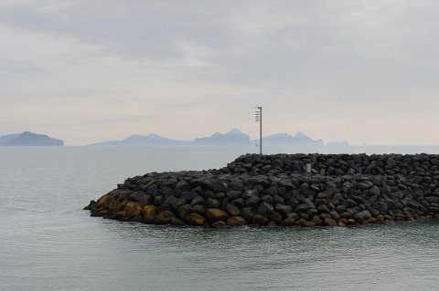 02750F2013___14798 A 100km à l'Est de la péninsule de Reykjanes, le port de Bakki permet d'apercevoir les îles Vestman (environ 15km, desservies en ferry en 30 minutes environ)