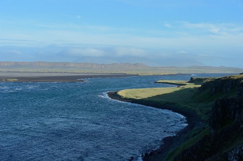 27900F2013___17344 Vue depuis la ferme d'Osar sur la lagune Sigriðarstaðavatn . Il y a, à l'entrée de la lagune à gauche, une importante colonie de phoques.