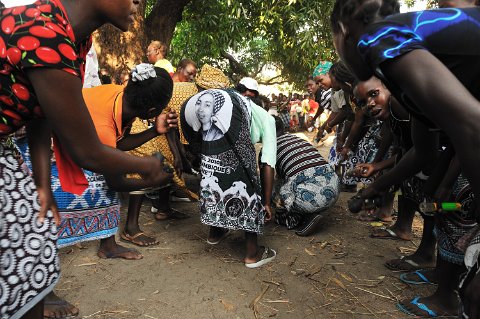 _712000-F2010___11331 Mozambique, village près de Cobue, compétition de danse CHIODA entre villages