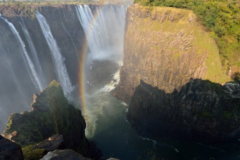 4160F2012___33696 Chutes Victoria, chutes est (coté zambien) vues de danger point (notez en face les touristes qui donnent l'échelle du lieu)