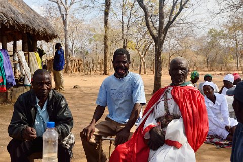 0950F2012___30523 Emyu Murahwi en tenue d'officiant rouge et son assistant le headman Kosam Bvekwa