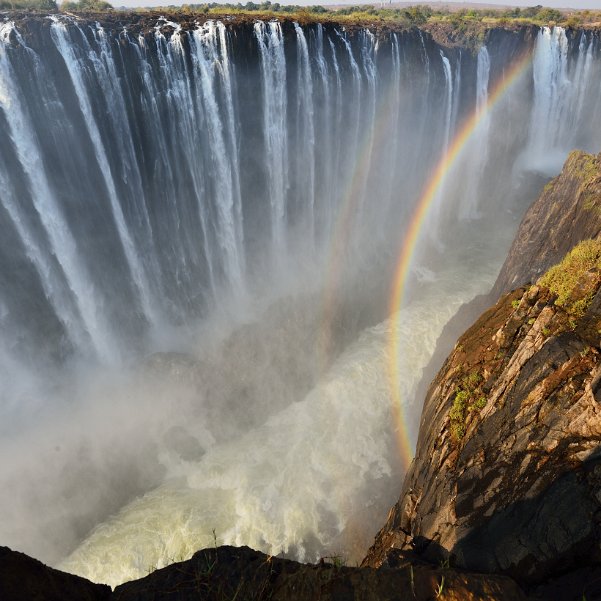 Vic Falls L'une des 7 merveilles du monde, les chutes Victoria sont un site touristique majeur du Zimbabwe (les chutes sont aussi...
