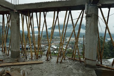 43715F2015___04088 Along (Aalo), vue sur la ville depuis la colline de l'administration, chantier de construction de la nouvelle circuit house (auberge d'état)