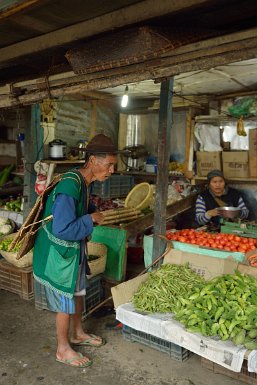 44400F2015___04107 Along (Aalo), au marché, costume traditionnel adi