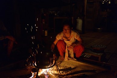 38900F2015___03566 Pange, chez la famille de Talem Dorang, son épouse Yapur aux fourneaux. Le repas de ce soir sera composé de riz, d'herbes bouillies et d'un peu de poisson du...