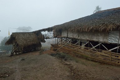 39200F2015___03598 Pangi, passerelle entre la maison et la soue à cochons, utilisée en période de mousson, et accessoirement comme toilette.