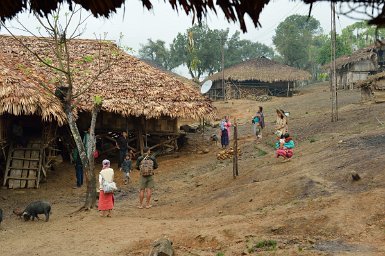 39300F2015___03612 Pangi, départ de Talem Dorang pour les cérémonies de décès d'un proche. S'il y accepte quelquechose à manger, il doit rester trois jours. Sinon, il peut ne...