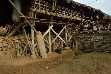 40000F2015___03739 Pangi, soubassement de la maison et terrasse couverte. Les filets servent à pêcher dans le Siang. On voit, à gauche, l'escalier de bois qui donne accès à la...
