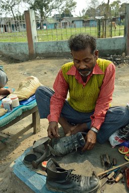 37800F2015___03479 Pasighat, marché central: en France on remplace les chaussures abimées. Ici, pour moins d'1 €, on répare.