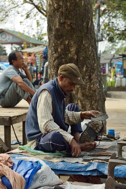 37900F2015___03480 Pasighat, coordonnier au travail