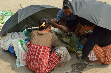 38000F2015___03490 Pasighat, le marché. Ici, on mange à l'abri des regards