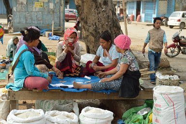 38200F2015___03498 Pasighat, le marché. Mais on peut jouer aux cartes en public en attendant le chaland