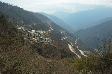 07600F2015___00627 Route de Tawang, vue à 2700m avec l'un des nombreux camps militaires