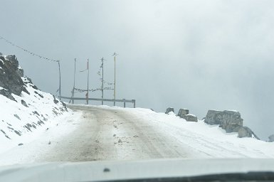 07700F2015___00639 Route de Tawang, 7km avant Sela Pass vers 3800m . La neige n'est qu'accidentelle à cette altitude.