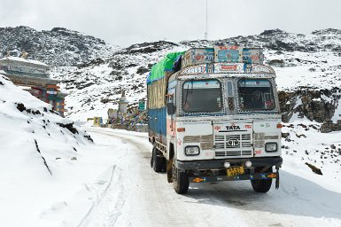 08000F2015___00652 Sela pass, 4175m, l'un des nombreux camions de transport de denrées alimentaires