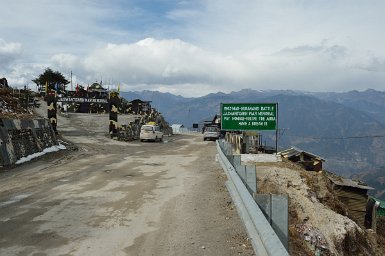 08800F2015___00690 Jaswantgarh memorial, 25 km après Sela pass, vers Tawang. Mémorial à un héros de la guerre (perdue) de 1962 contre la Chine. C'est presque un temple pour les...