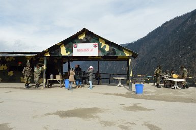 08900F2015___00699 Jaswantgarh memorial,3100m. L'armée offre, à tous les passants du thé gratuit et des samossas bon marché.