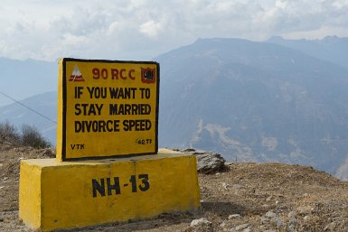 09100F2015___00701 Ah, si la BRO faisait les routes comme elle écrit ses slogans! La route descend jusqu'à Jang, à 2000m puis remonte vers tawang.