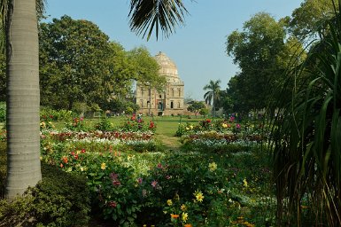 F2015___06014 Delhi, Lodi garden, Shisha Gumbad, (le dome de verre), sans doute construit à la fin du XVe siècle, renferme sans doute la tombe d'un membre de la dynastie...