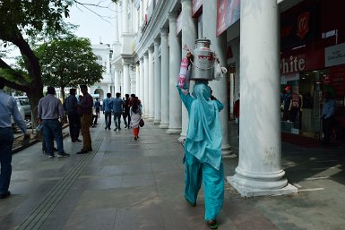 F2015___06131 Delhi, Connaught circus, marchande de lassi.