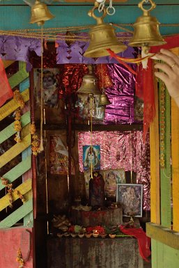 61600F2015___05582 A 20km de Chongkham, petit temple à Dangria baba (dieu de la forêt?)
