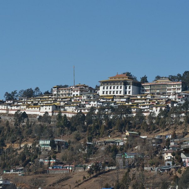 Tawang Un district de 2000km2 à plus de 3000m d'altitude, avec 50000 habitants, aux confins du Bouthan et du Tibet, séparé du...