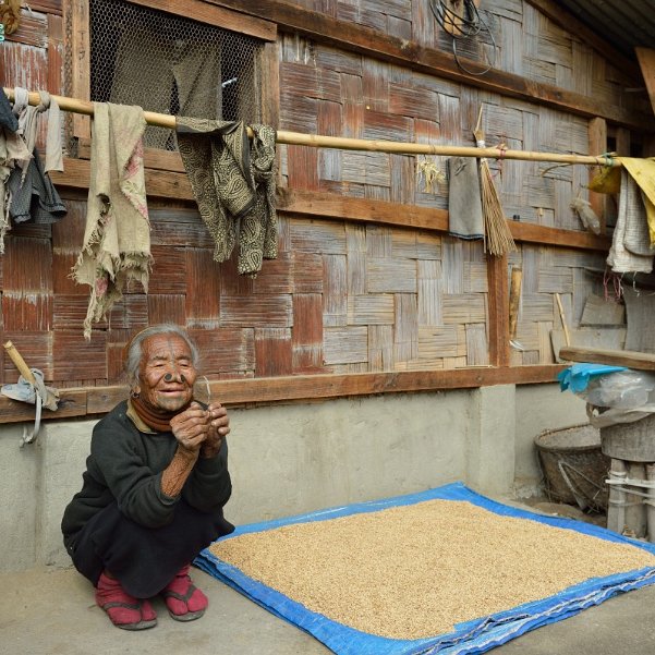 Ziro et les Apatanis Ziro est la capitale du district du Lower Subansiri, la nouvelle ville, au sud est connue sous le nom de Hapoli et les...