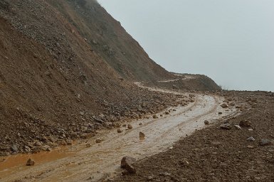 45600F2015___04181 A mi chemin entre Komkar et Yingkong. Ouf, la chance nous a souri. Imaginons ce que peuvent être ces routes en période de mousson.