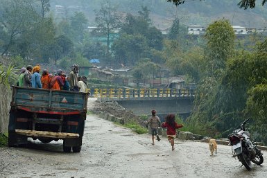 45700F2015___04206 Yingkiong, chef lieu de district de l'upper Siang, dernier poste d'essence avant Pasighat, mais en ce jour de Holi, férié dans toute l'Inde les pompes sont...