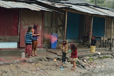 45800F2015___04209 Yingkiong, le jour de la fête du Holi: C'est une fête hindouiste (donc peu pratiquée ici), dite fête des couleurs, au cours de la quelle enfants et adultes se...