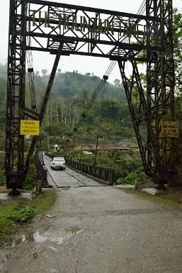 F2015___04135 Pont sur la rivière Syom, juste avant son confluent avec le Siang., construit en 2000, avec la mention 