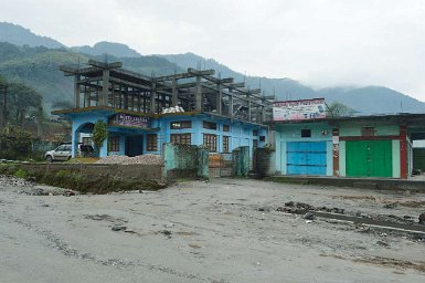 F2015___04237 Hôtel Libang, Yingkiong. Compte tenu de notre retard, nous devrons décider de dormir à Yingkiong. Sans solution du côté de la Circuit house, répugnante, nous...