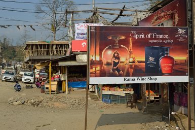 00200F2015___00013 Bhalukpong, premier kilomètre en Arunachal, Nous ne savons pas encore qui ils sont, mais ils ont apparemment une idée de nous.