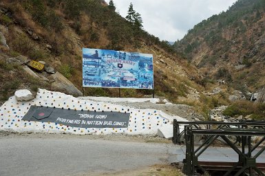 01100F2015___00106 6km après Tenga, embranchement vers Rupa et Shergaon. L'armée est extrêmement présente dans cette région revendiquée par les chinois.